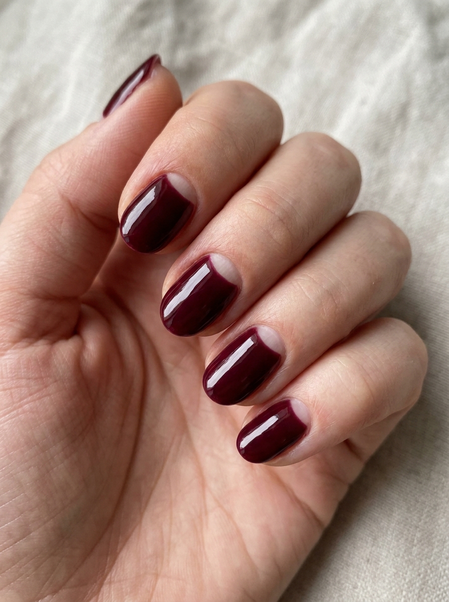 Burgundy & Nude Half-Moon Nails als Dunkelrote Nägel Ideen Inspiration 2026